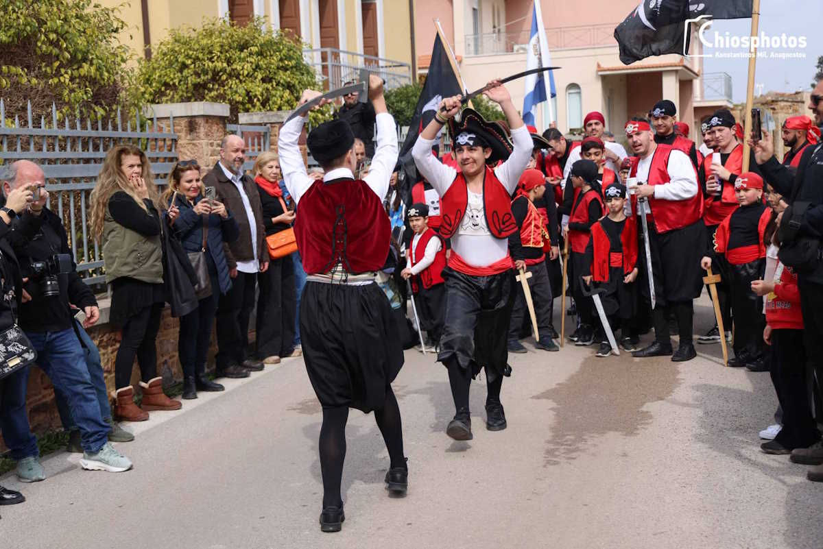 Χίος: Χιλιάδες κόσμου στο μοναδικό αποκριάτικο έθιμο της Μόστρας στα Θυμιανά