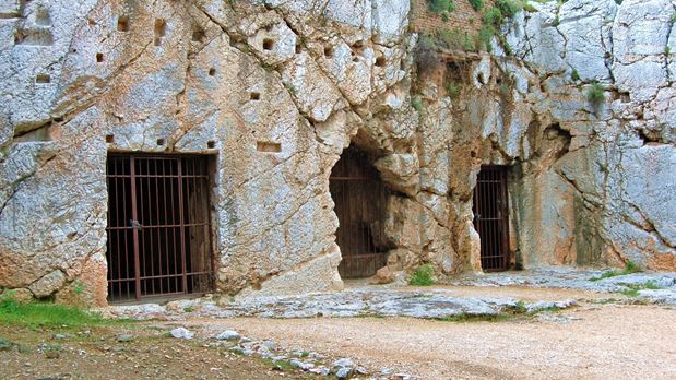 H σπηλιά στο κέντρο της Αθήνας που ονομάζεται «Φυλακή του Σωκράτη» – Πού βρίσκεται και τι μυστικά κρύβει