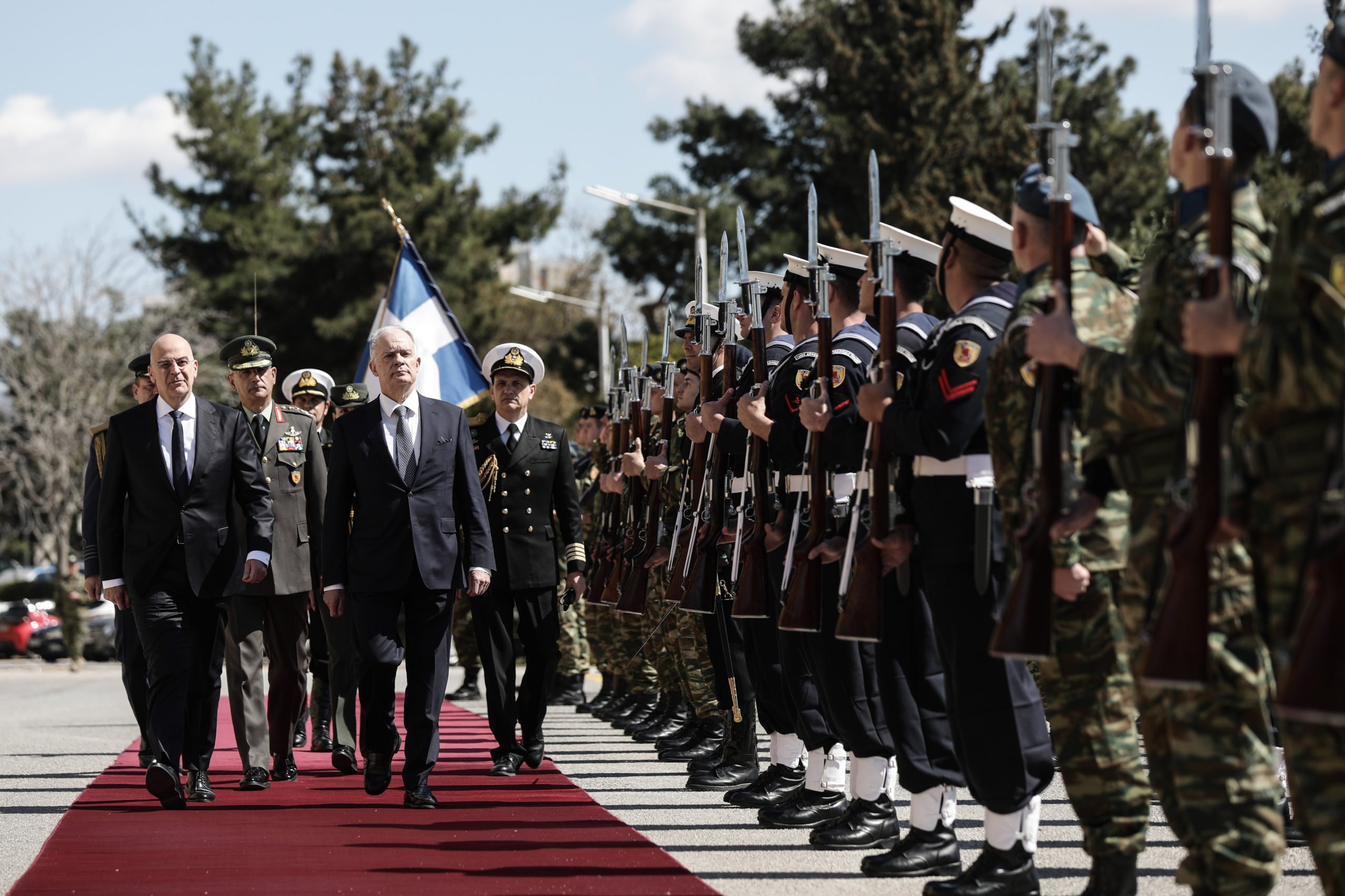 Επίσκεψη Τασούλα στο υπουργείο Άμυνας: Οι Ένοπλες Δυνάμεις έχουν στα χέρια τους την ασφάλεια και την ελευθερία του ελληνικού λαού