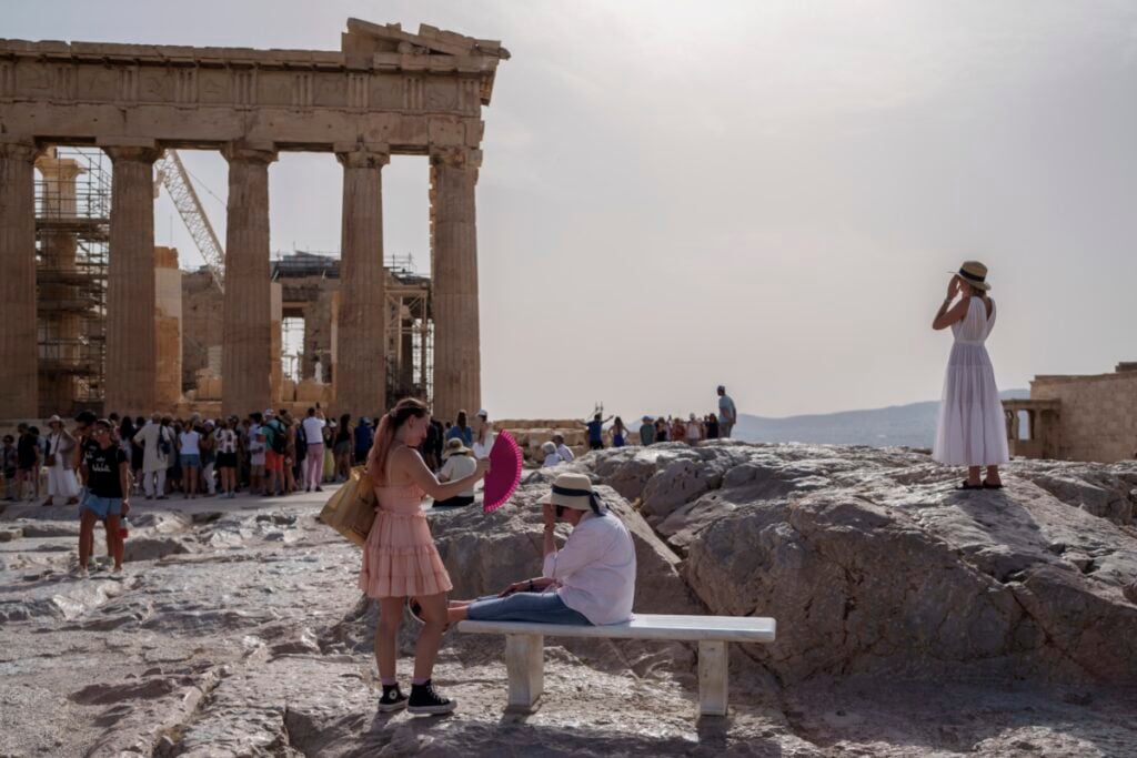 Πώς έχουν μεταβληθεί οι θαλάσσιοι καύσωνες και οι ατμοσφαιρικοί κυκλώνες τα τελευταία 40 χρόνια – Τι δείχνει μελέτη Ελλήνων ακαδημαϊκών