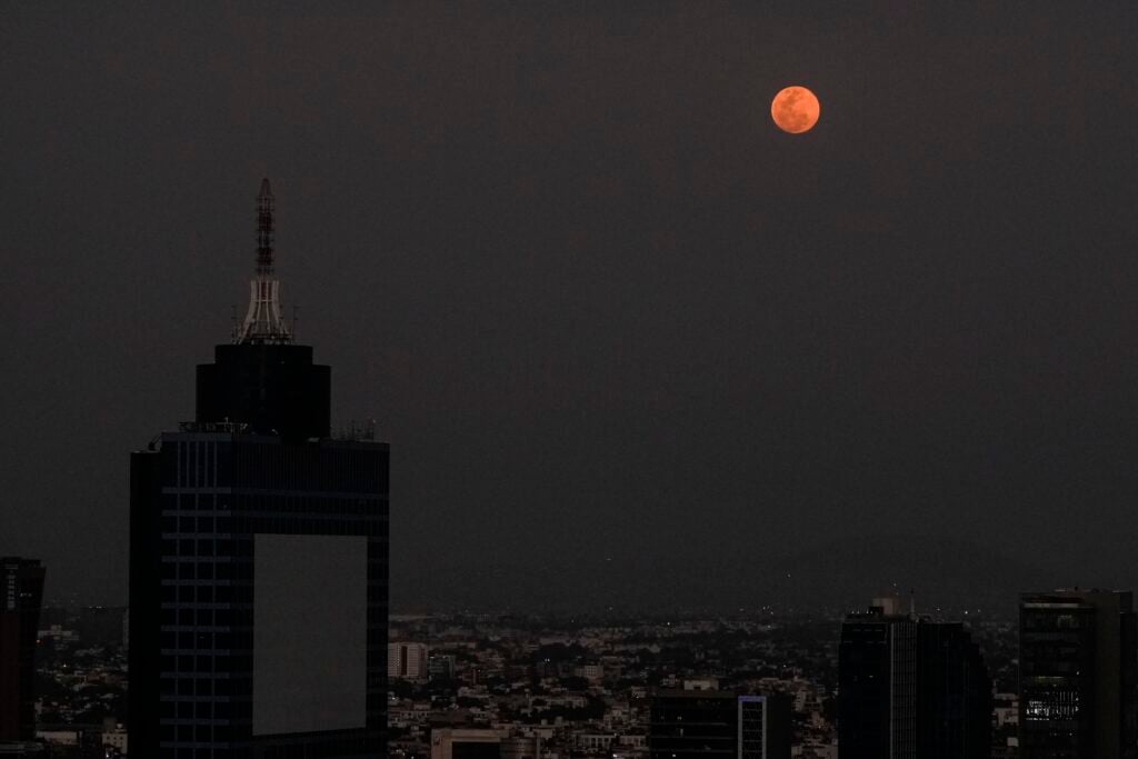 Το «Ματωμένο Φεγγάρι» μέσα από τον φωτογραφικό φακό – Πρόκειται για την πρώτη ολική έκλειψη Σελήνης από το 2022