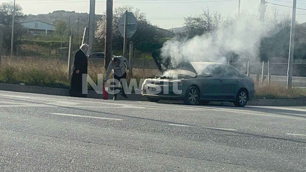 Πυκνοί καπνοί από το αυτοκίνητο του ιερέα