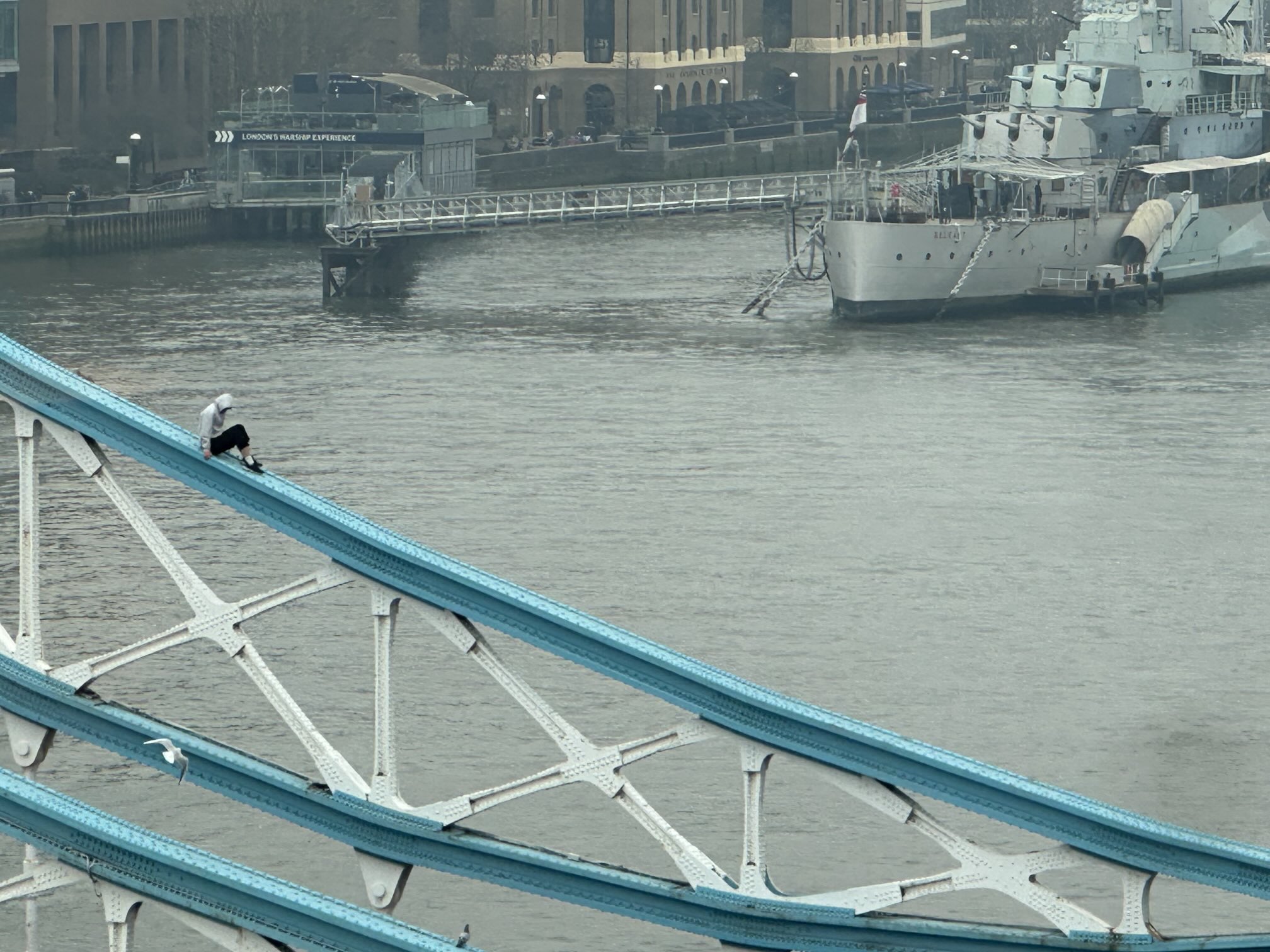 Βρετανία: Άνδρας σκαρφάλωσε στην ιστορική Tower Bridge του Λονδίνου – ΦΩΤΟ και ΒΙΝΤΕΟ