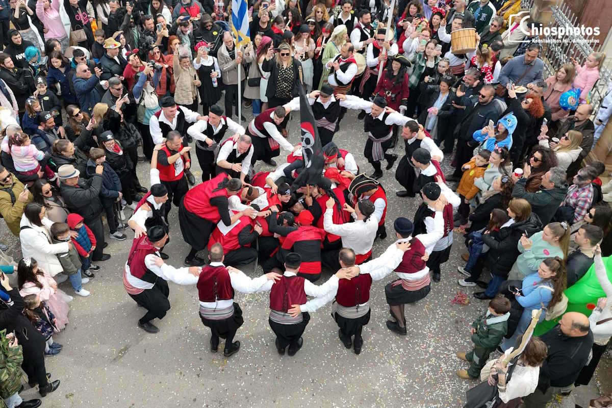 Χίος: Χιλιάδες κόσμου στο μοναδικό αποκριάτικο έθιμο της Μόστρας στα Θυμιανά