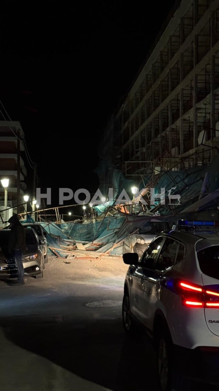 Ισχυροί άνεμοι έριξαν σκαλωσιά πάνω σε σταθμευμένα αυτοκίνητα στη Ρόδο