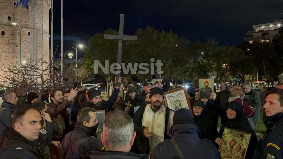 Θεσσαλονίκη: Συγκέντρωση έξω από το θέατρο Αριστοτέλειον για την παράσταση του Χριστόφορου Ζαραλίκου που εμφανίζεται ως «Εσταυρωμένος»