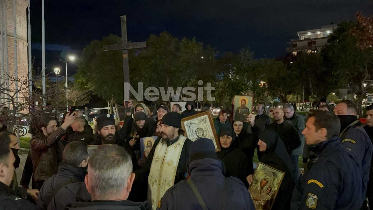 Θεσσαλονίκη: Συγκέντρωση έξω από το θέατρο Αριστοτέλειον για την παράσταση του Χριστόφορου Ζαραλίκου που εμφανίζεται ως «Εσταυρωμένος»