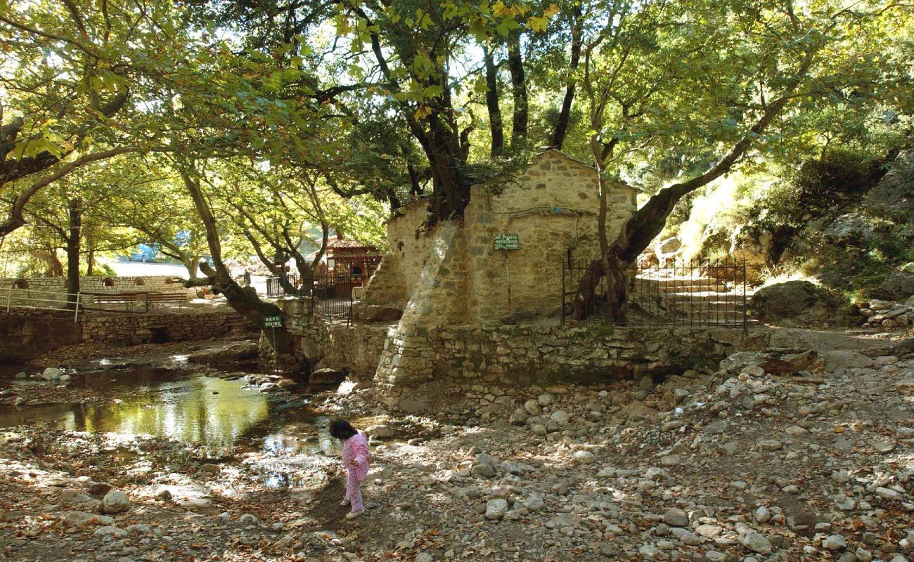 ο ιερός ναός της αγίας θεοδώρας έξω από την Μεγαλόπολη