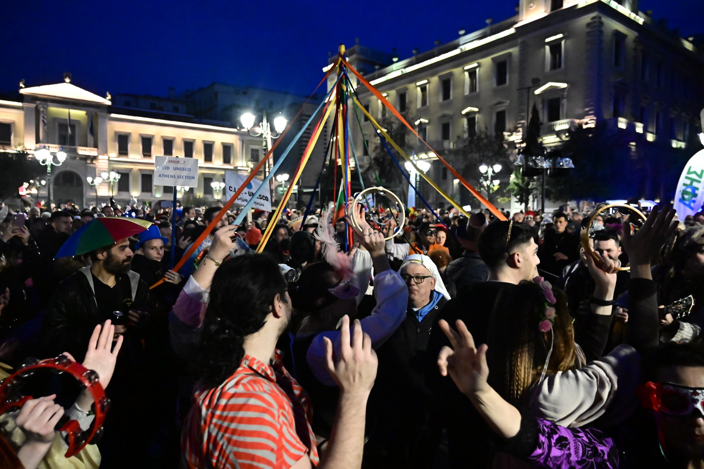 Καρναβάλι στην Αθήνα με ξυλοπόδαρους, κινέζικο δράκο, cheerleaders και κρουστά