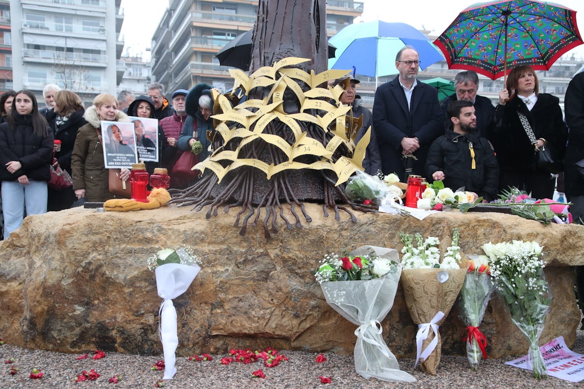 Αποκαλυπτήρια του μνημείου το "Δέντρο της Μνήμης" στην Θεσσαλονίκη με τα ονόματα των 57 θυμάτων της σιδηροδρομικής τραγωδίας των Τεμπών