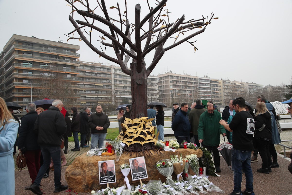 Αποκαλυπτήρια του μνημείου το "Δέντρο της Μνήμης" στην Θεσσαλονίκη με τα ονόματα των 57 θυμάτων της σιδηροδρομικής τραγωδίας των Τεμπών