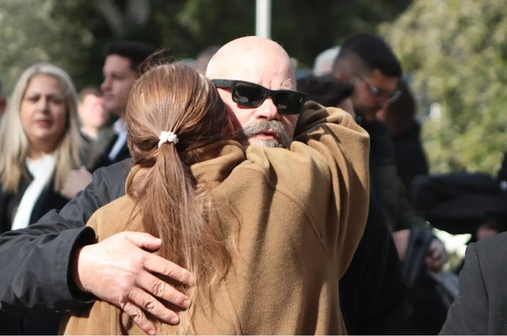 Κηδεία Αλέξη Κούγια: Βαρύ το κλίμα - Η εικόνα της Βατίδου πάνω από το φέρετρό του