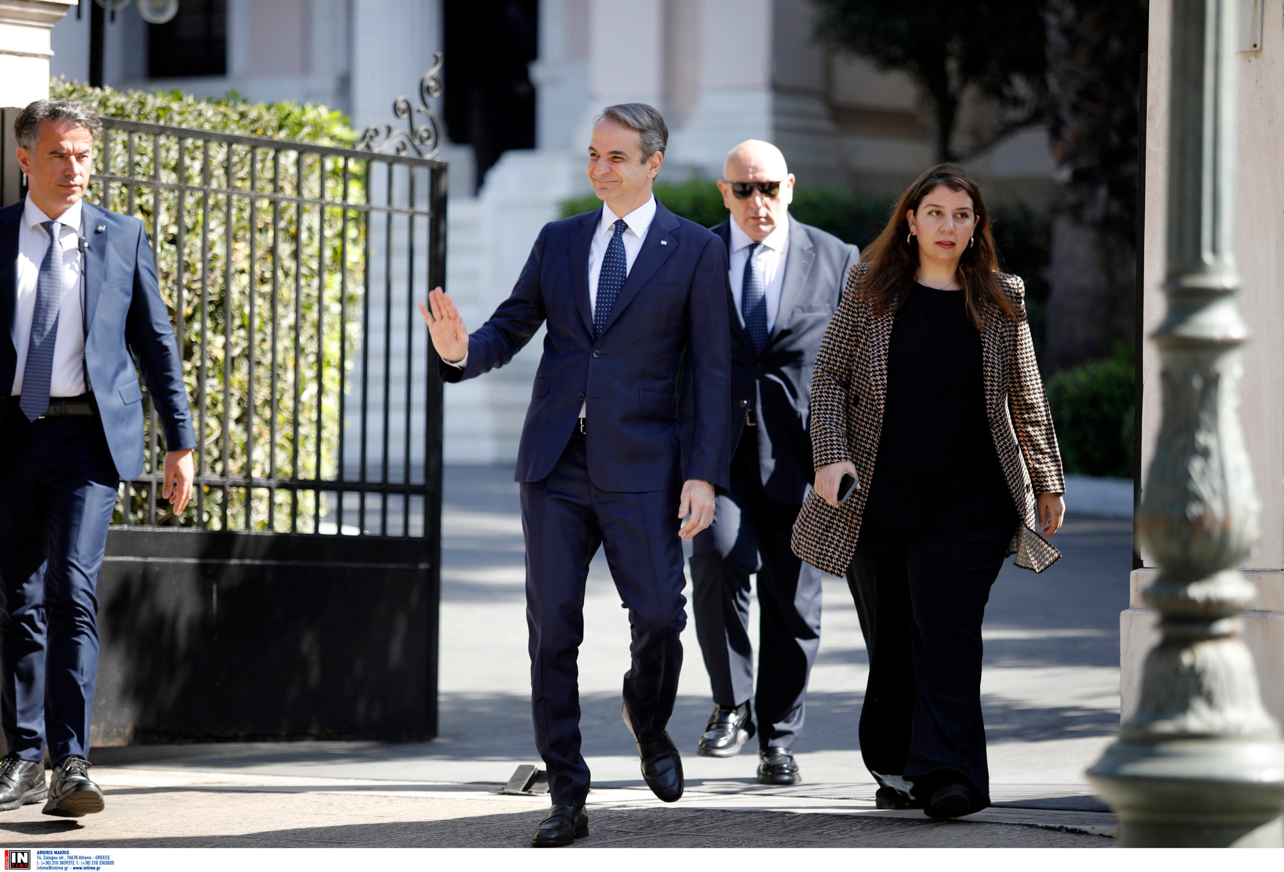 Όλα όσα έγιναν στην ορκωμοσία των νέων μελών της κυβέρνησης και το πρώτο υπουργικό συμβούλιο – Οι ατάκες, τα «πηγαδάκια» και τα μηνύματα Μητσοτάκη