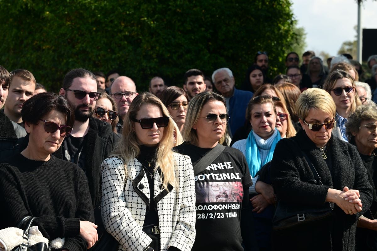 Συγγενείς των θυμάτων των Τεμπών στα εγκαίνια του μνημείου στην Αθήνα 